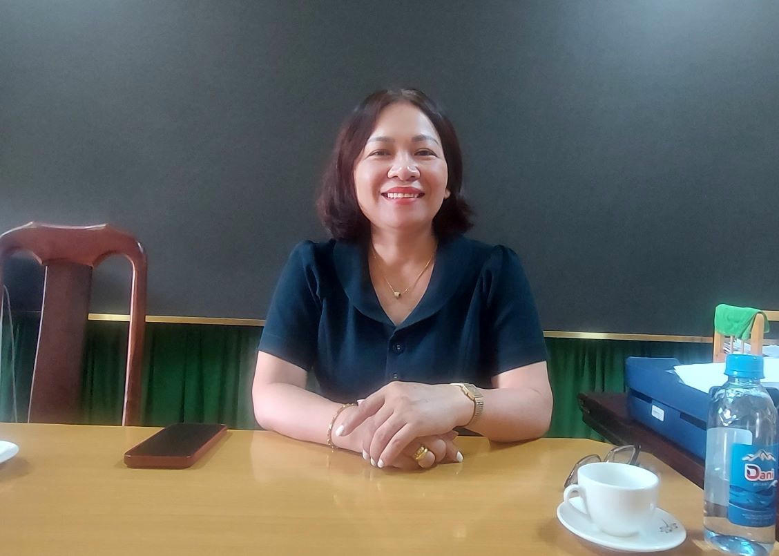 Bà Hà Thuận Oanh – Chuyên viên Văn phòng HĐND-UBND xử lý hộ tịch phường Ea Kao