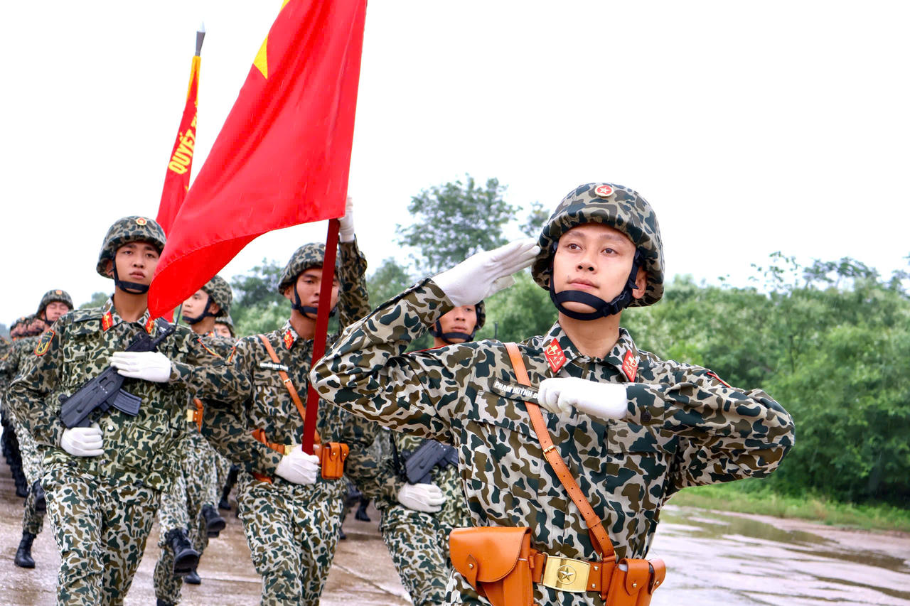 Chiến sĩ đặc công thực hiện nghi thức chào trong buổi luyện tập trên thao trường.