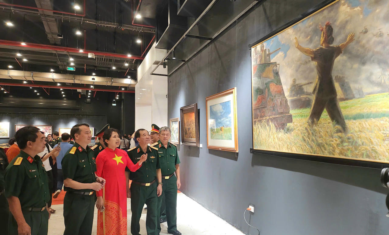 Hơn 200 tác phẩm hội họa, điêu khắc tái hiện 'Những ngày tháng lịch sử'