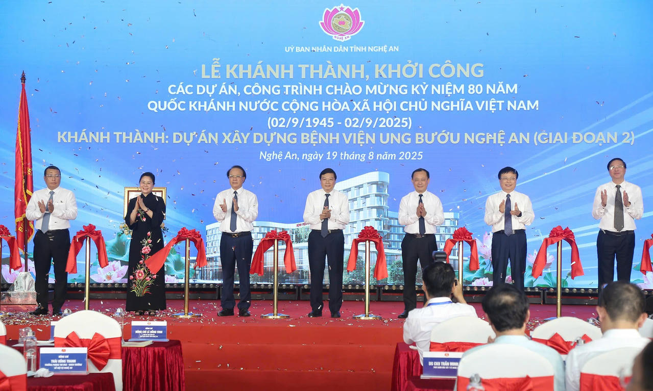 Chủ tịch UBND tỉnh cùng đại biểu cắt băng khánh thành Bệnh viện Ung Bướu giai đoạn 2