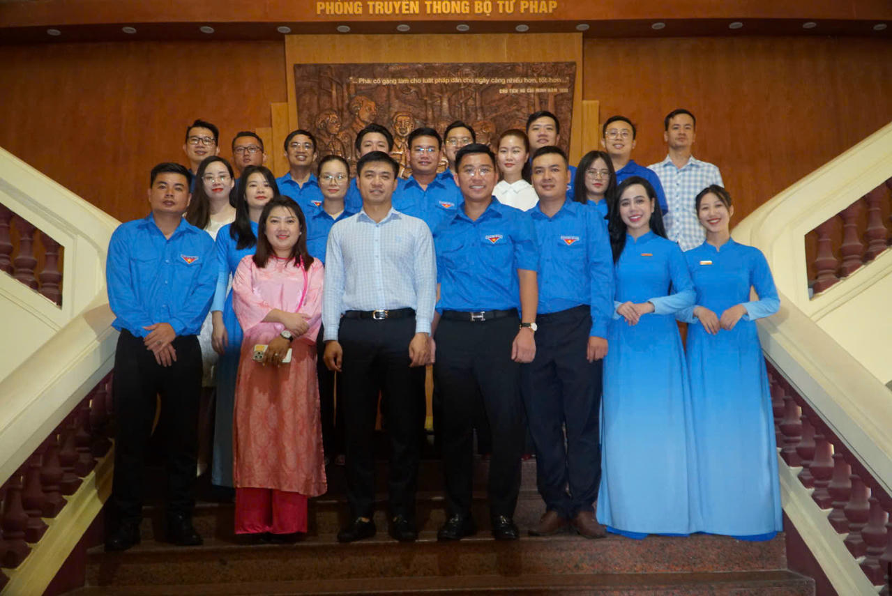 Đoàn Thanh niên Báo PLVN đã công bố các Quyết định công nhận trưởng thành Đoàn cho 34 đồng chí đoàn viên thanh niên.