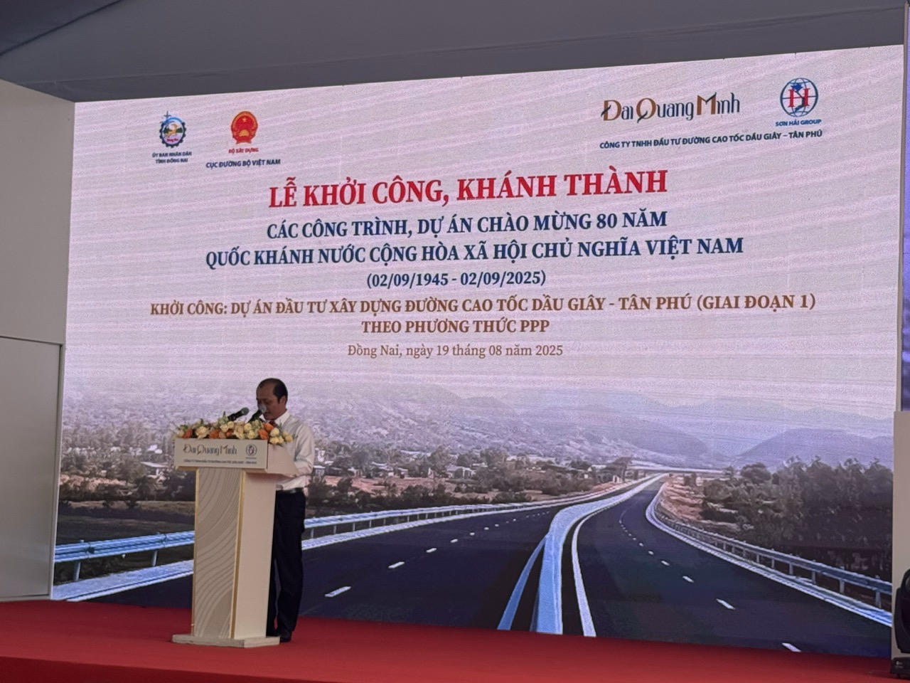 Đại diện UBND tỉnh Đồng Nai phát biểu tại lễ khởi công cao tốc Dầu Giây - Tân Phú