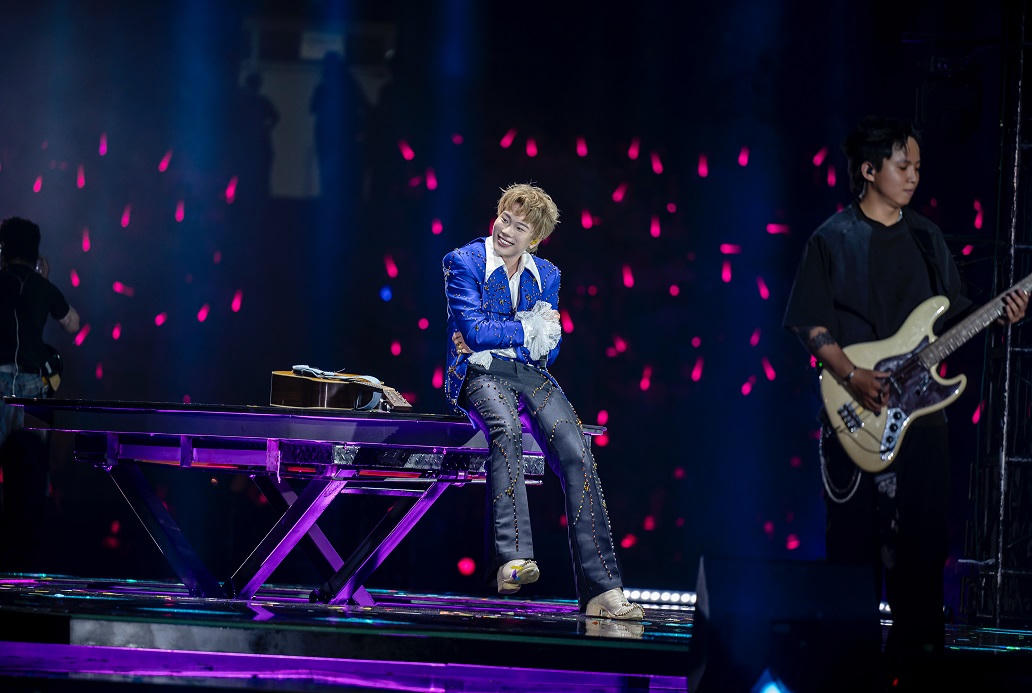 Dương Domic làm bùng cháy đêm nhạc. 