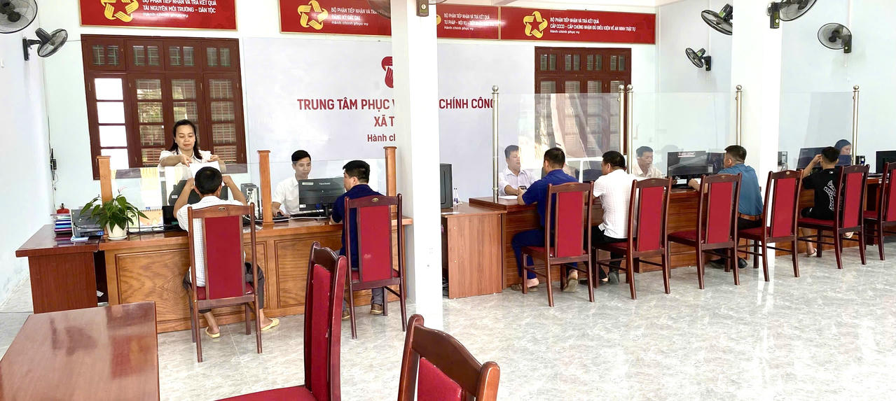 Trung tâm hành chính công xã Trà Lĩnh tiếp nhận hồ sơ của người dân (Ảnh: Lê Hanh)