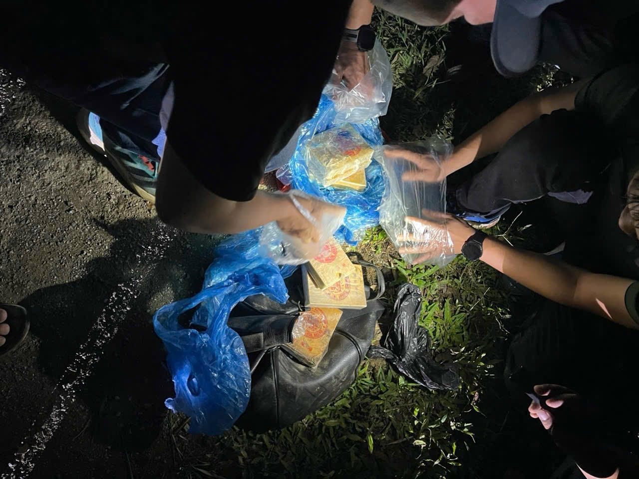 Bắt quả tang đối tượng mua bán trái phép 7 bánh heroin tại Cao Bằng