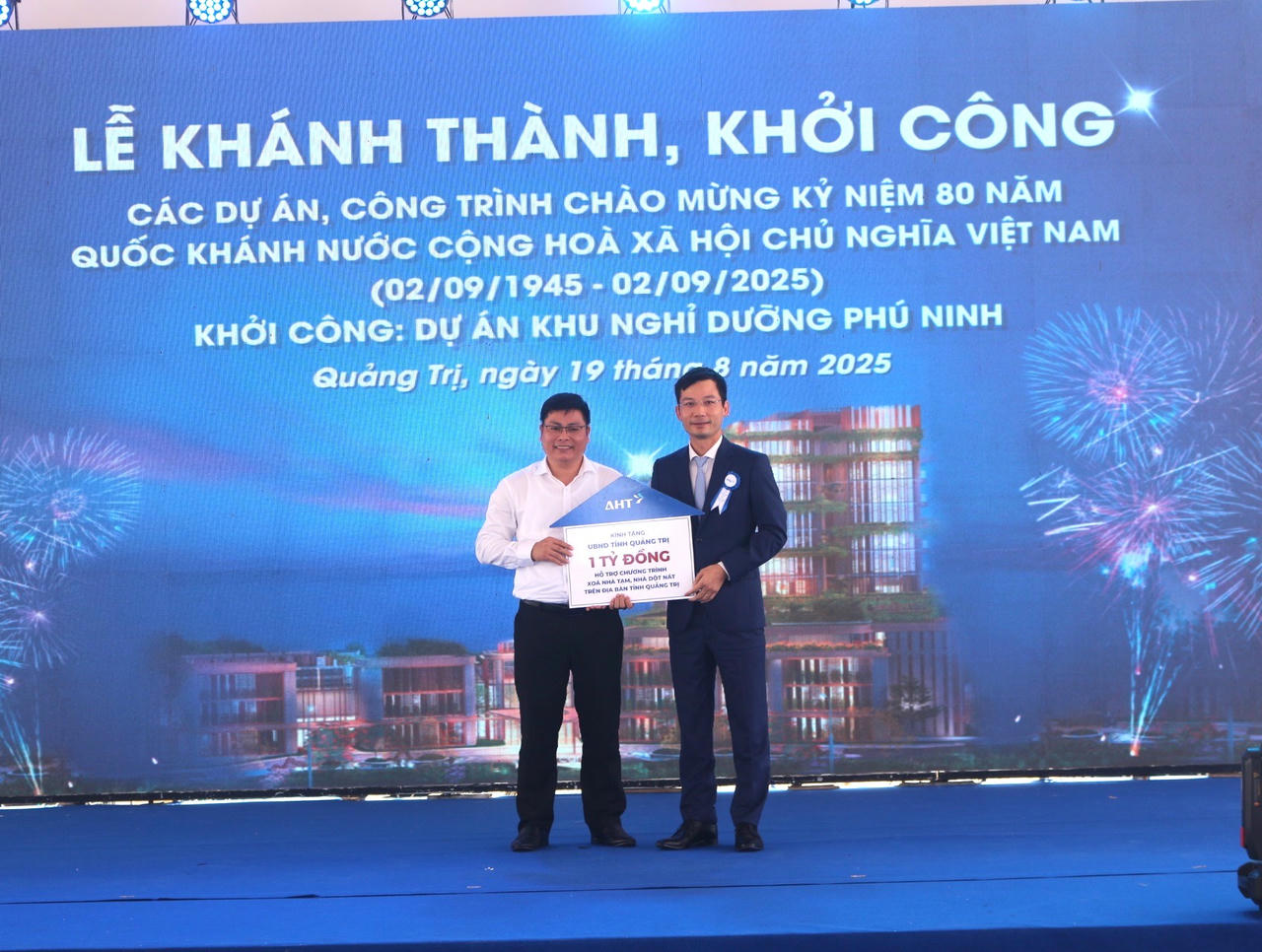 Đại diện chủ đầu tư trao 1 tỷ đồng hỗ trợ chương trình xóa nhà tạm, nhà dột nát trên địa bàn tỉnh.