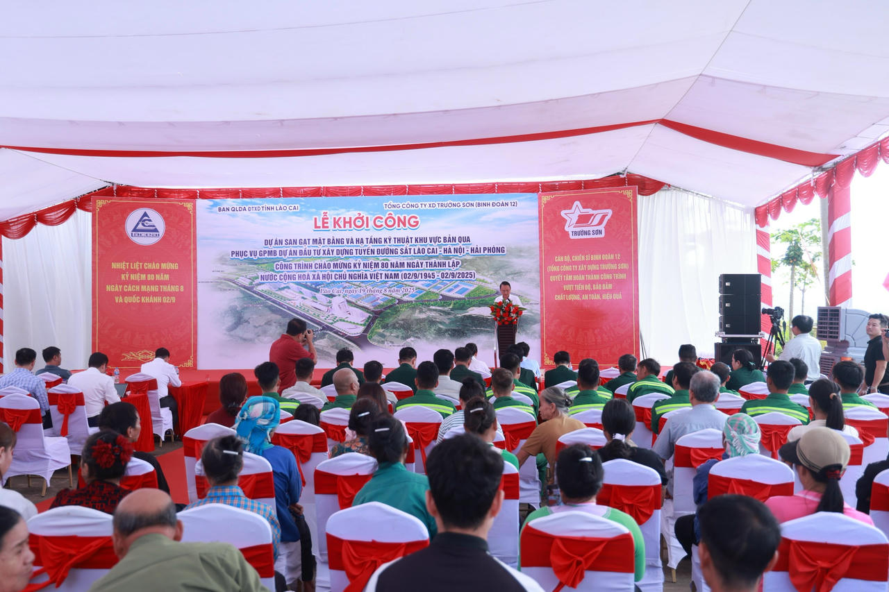 Quang cảnh lễ khởi công.