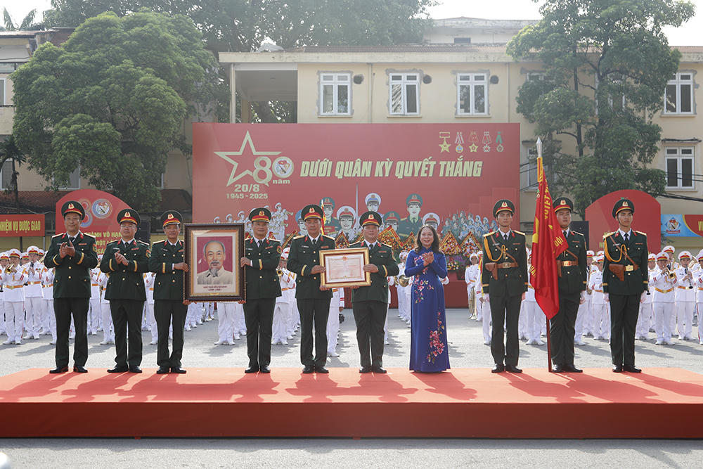 Đoàn Nghi lễ Quân đội đón nhận Huân chương Bảo vệ Tổ quốc hạng Nhì Đoàn Nghi lễ Quân đội đón nhận Huân chương Bảo vệ Tổ quốc hạng Nhì