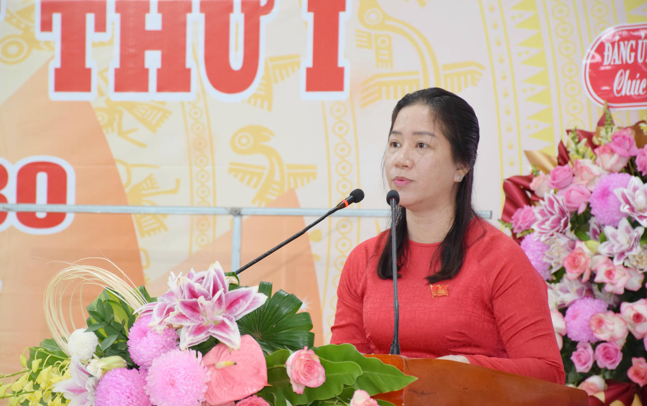 Bà Lê Kim Thúy - Bí thư Đảng ủy xã Vĩnh Mỹ phát biểu bế mạc Đại hội.