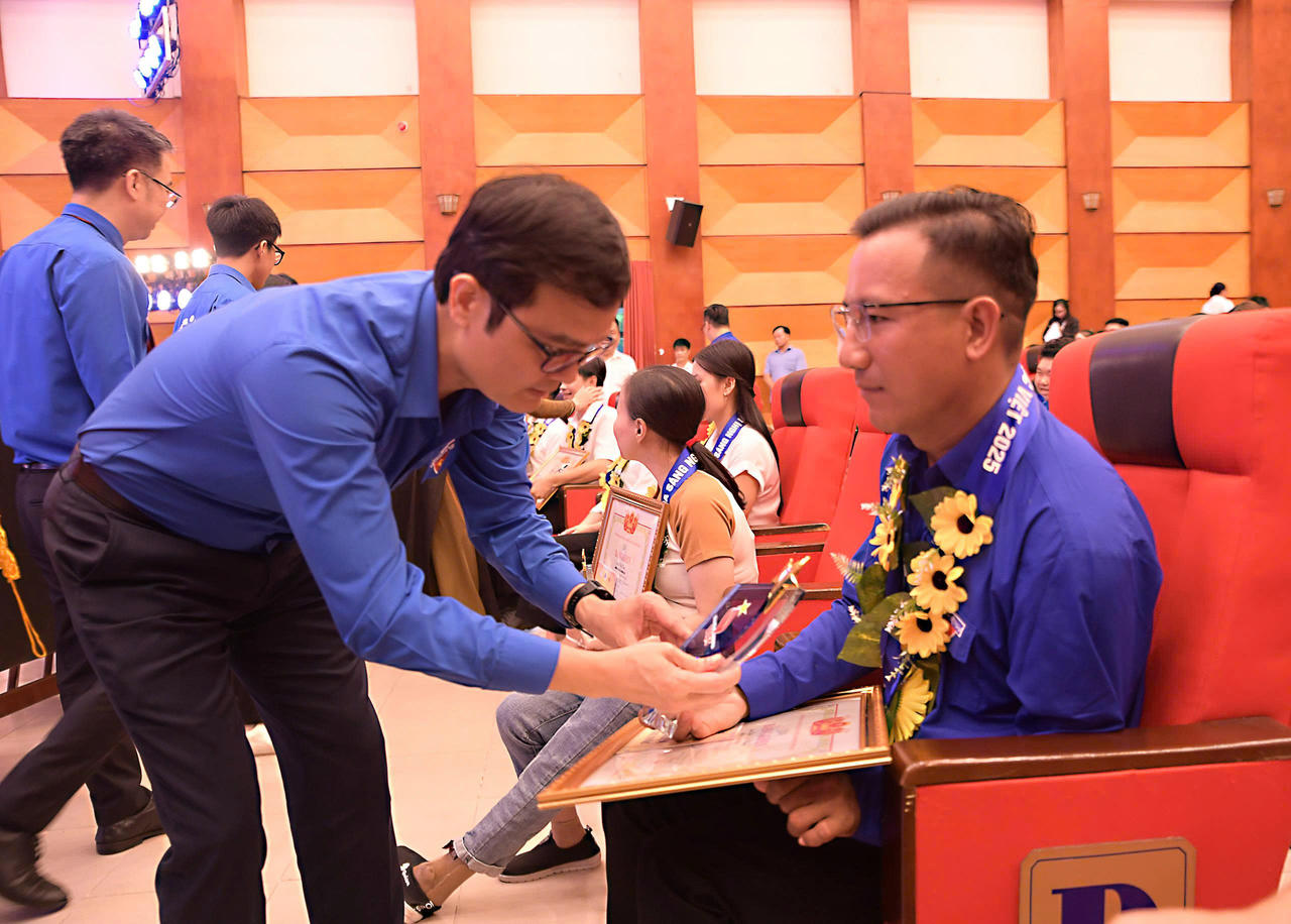 Ông Bùi Quang Huy, Uỷ viên dự khuyết BCH Trung ương Đảng, Bí thư thứ nhất Trung ương Đoàn, Phó Chủ tịch Uỷ ban Trung ương MTTQ Việt Nam trao hoa và bằng khen cho những gương mặt Tỏa sáng nghị lực Việt 2025 (Ảnh: Đ.Hải)