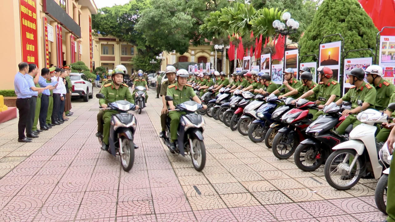 Công an phường Kiến An ra quân biểu dương lực lượng.