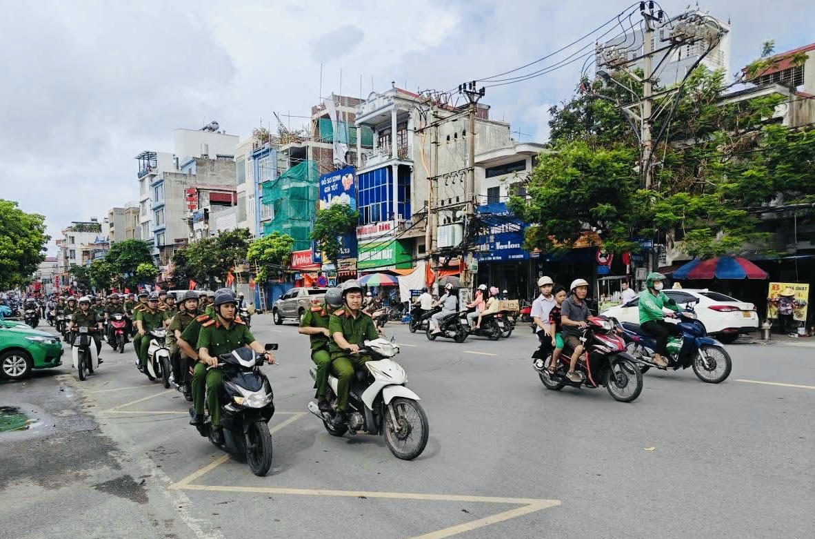Lực lượng Công an phường An Biên cùng lực lượng bảo vệ an ninh trật tự cơ sở tổ chức diễu hành tuyên truyền phòng chống ma túy.