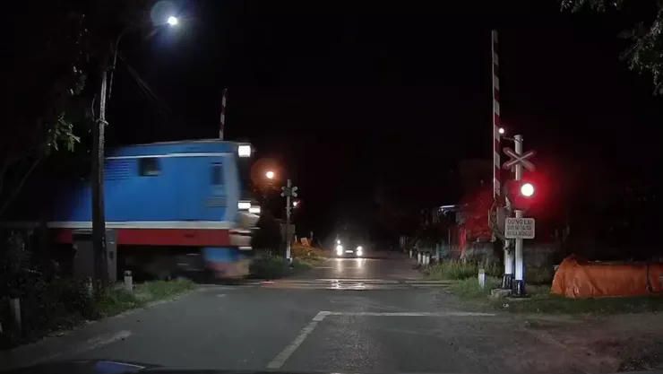 Barie đường sắt bất ngờ mở khi tàu lao qua, nhiều người thót tim