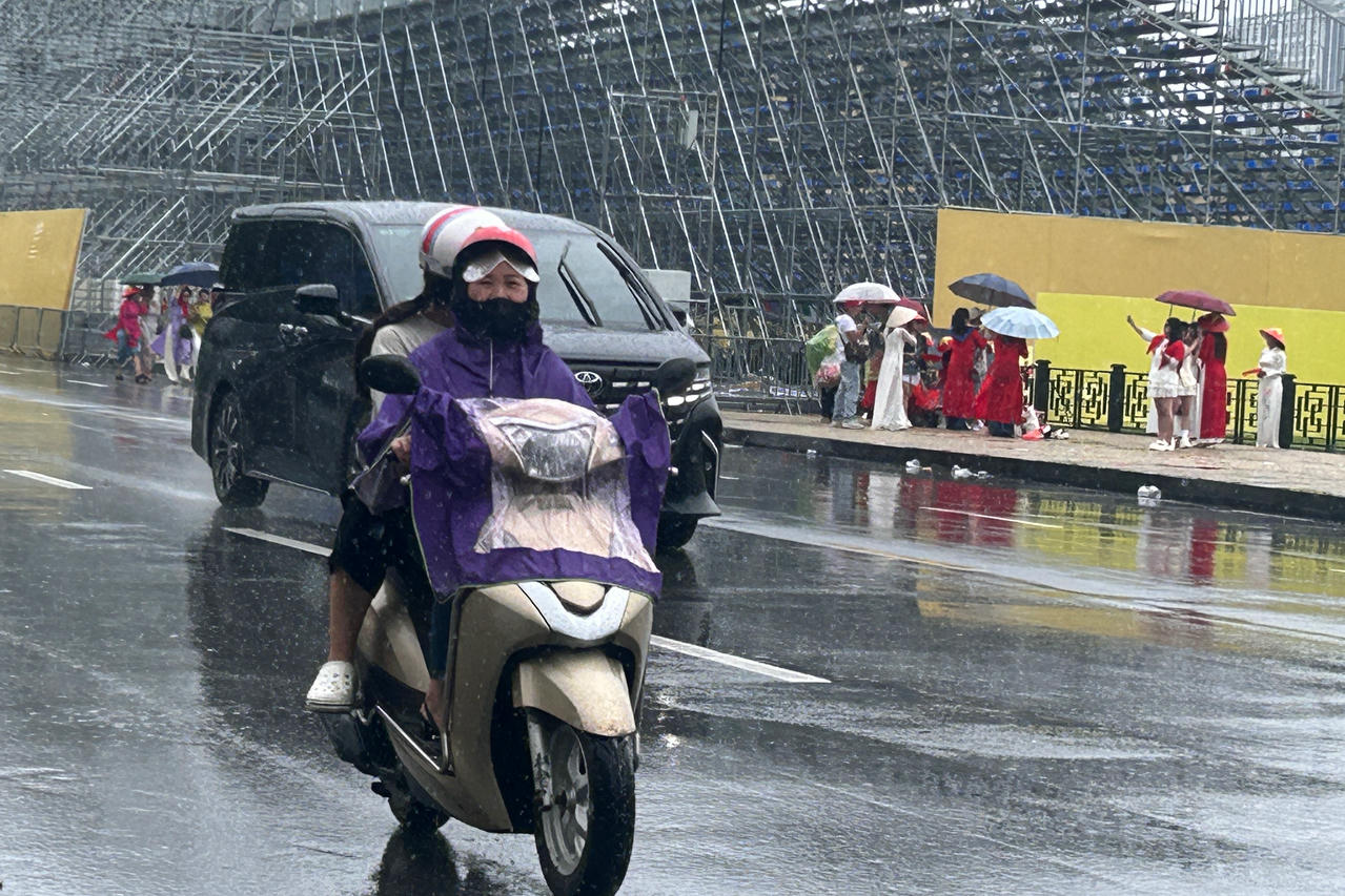 Thời tiết ngày 21/8: Hà Nội nắng gián đoạn, có lúc mưa dông,  TP HCM có nơi mưa rất to