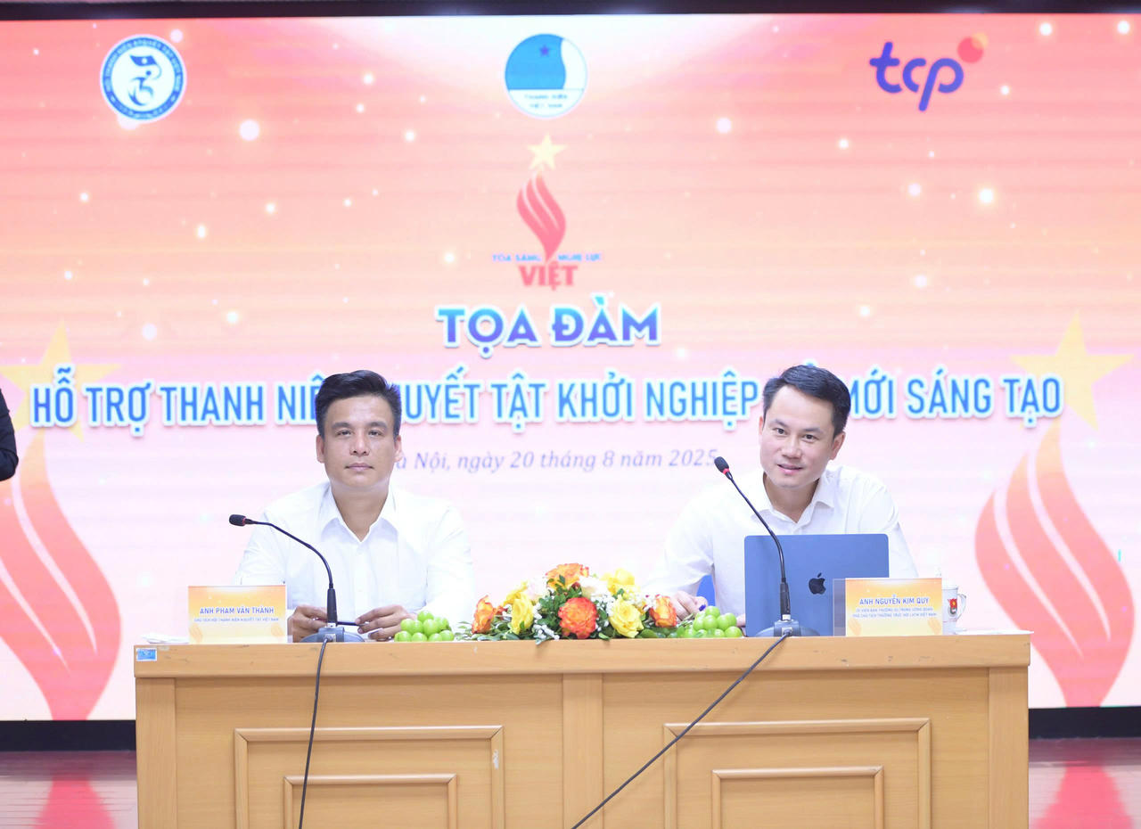 Ông Nguyễn Kim Quy (phải), Uỷ viên BTV Trung ương Đoàn, Phó Chủ tịch Thường trực Trung ương Hội LHTN Việt Nam; ông Phạm Văn Thành, Chủ tịch Hội Thanh niên Khuyết tật Việt Nam chủ trì Tọa đàm (Ảnh: Đ.Hải)