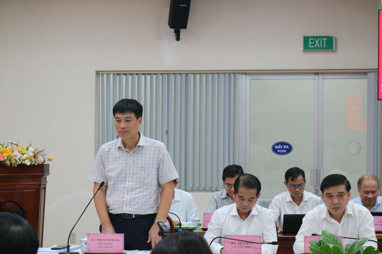 Thứ trưởng Bộ Xây dựng Phạm Minh Hà phát biểu tại buổi làm việc.