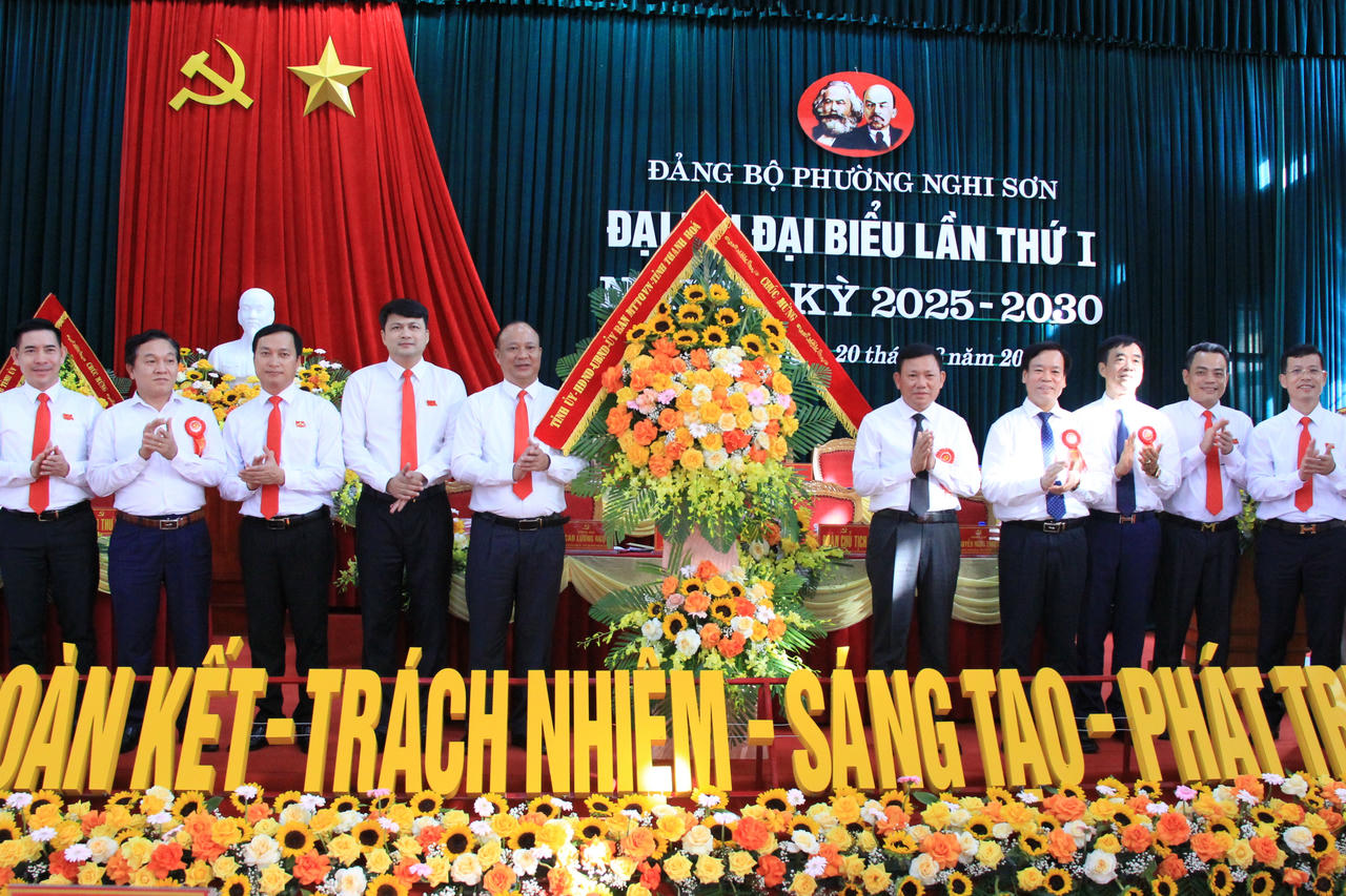 Lãnh đạo tỉnh Thanh Hóa tặng hoa chúc mừng Đại hội đại biểu Đảng bộ phường Nghi Sơn lần thứ I, nhiệm kỳ 2025 - 2030. (Ảnh: Phạm Dương)