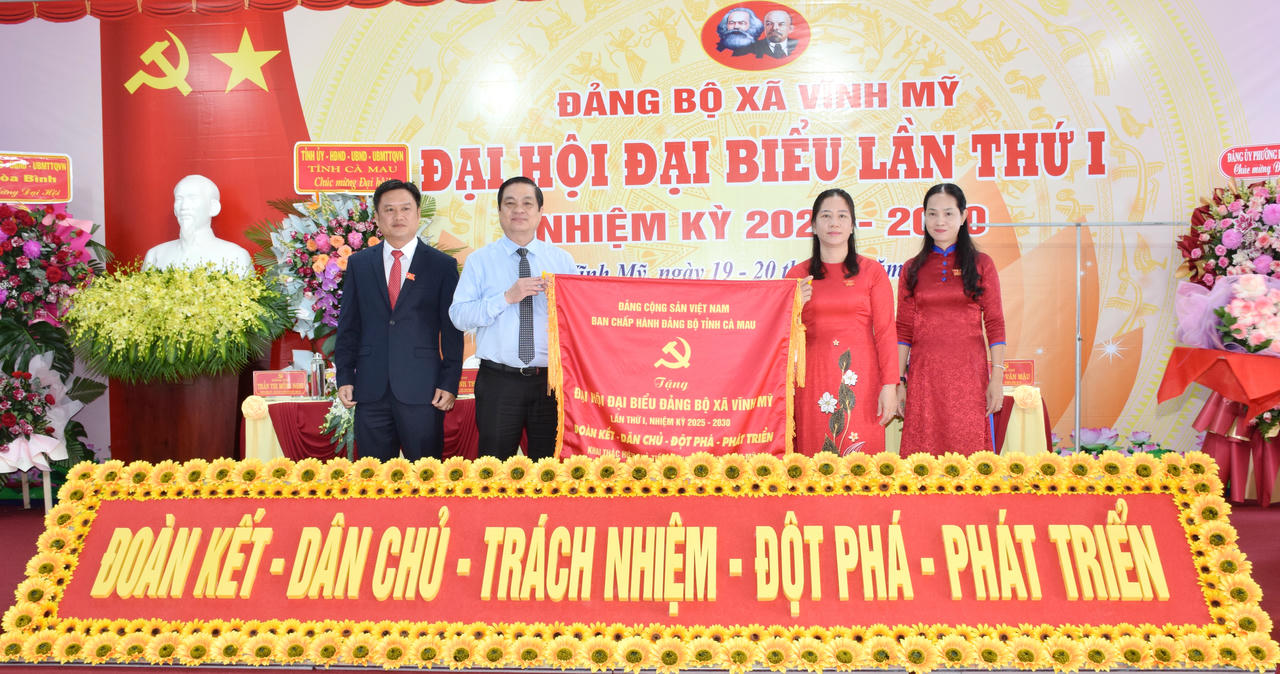 Ban Chấp hành Đảng bộ tỉnh Cà Mau trao tặng bức trướng cho Đảng bộ xã Vĩnh Mỹ.