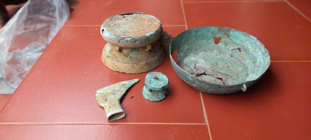 Một gia đình ở Phú Thọ phát hiện cổ vật có niên đại trên 2.500 năm Một gia đình ở Phú Thọ phát hiện cổ vật có niên đại trên 2.500 năm