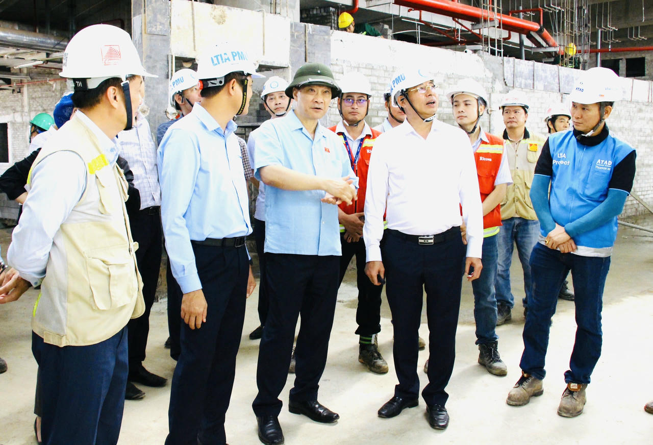  Phó Chủ tịch Quốc hội Vũ Hồng Thanh trao đổi với đại diện ACV tại công trường thi công nhà ga hành khách sân bay Long Thành