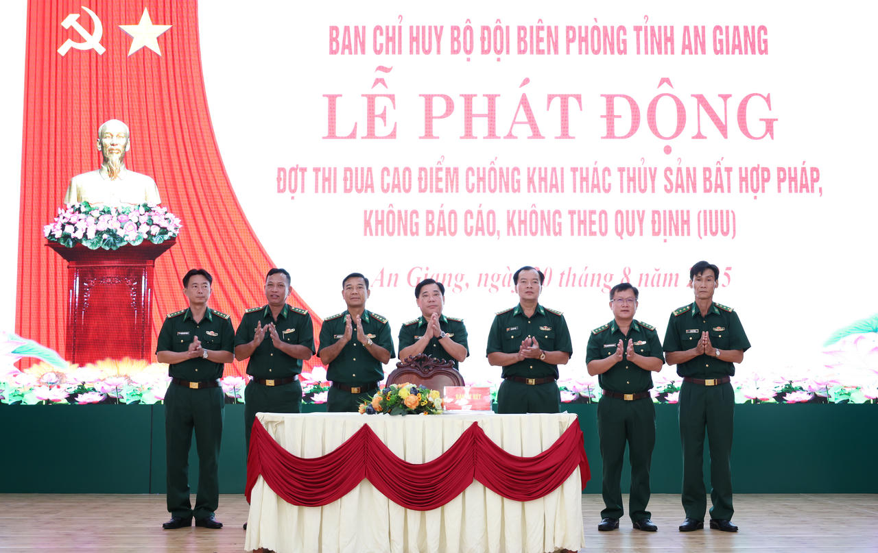 Đại diện chỉ huy các phòng ký kết giao ước thi đua. Ảnh: Tuấn Kiệt.