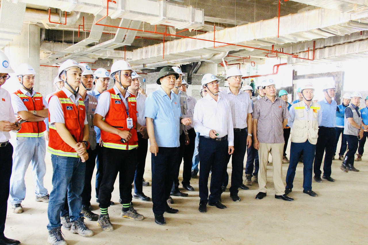 Phó Chủ tịch Quốc hội Vũ Hồng Thanh động viên kỹ sư, công nhân và đánh giá cao nỗ lực của các đơn vị thi công sân bay Long Thành