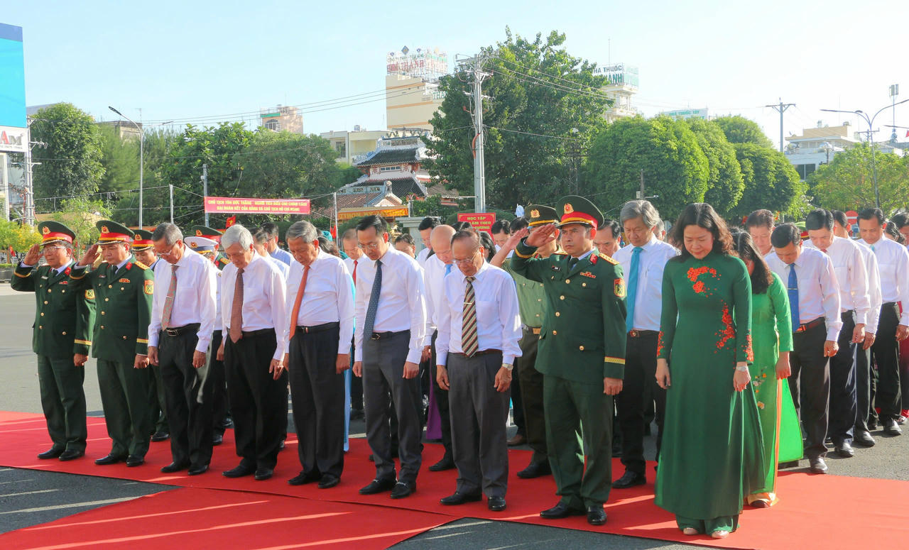 Nguyên lãnh đạo, lãnh đạo tỉnh An Giang dành phút mặc niệm, tưởng nhớ Chủ tịch Tôn Đức Thắng. 