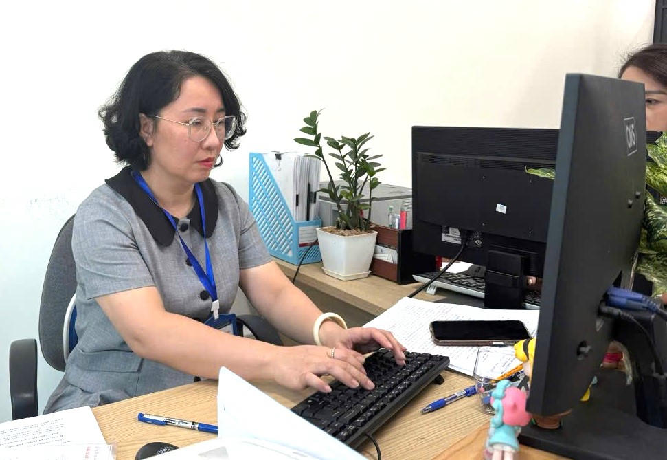 Chị  Nguyễn Thùy Trang, chuyên viên Văn phòng phường Văn Miếu - Quốc Tử Giám đề xuất ưu tiên liên thông dữ liệu giữa hệ thống hộ tịch và Một cửa.