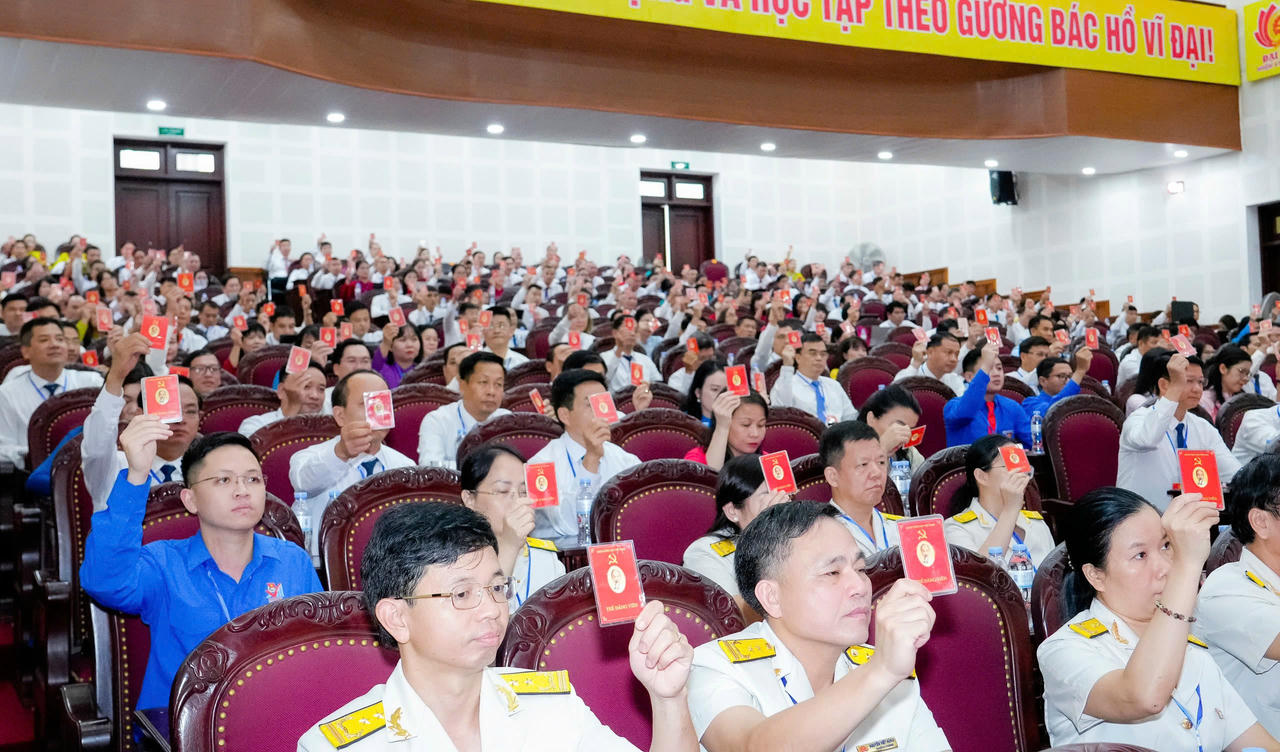 Các đại biểu biểu quyết thông qua các Nghị quyết quan trọng tại Đại hội.