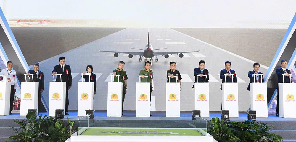 Bộ trưởng Lương Tam Quang và lãnh đạo các bộ, ngành, địa phương thực hiện nghi lễ khởi công dự án