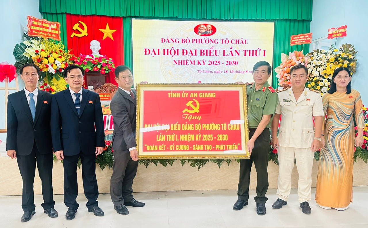  Thiếu tướng Nguyễn Văn Hận - Ủy viên Ban Thường vụ Tỉnh ủy, Giám đốc Công an tỉnh trao bức trướng của Tỉnh ủy An Giang tặng Đảng bộ, chính quyền và Nhân dân phường Tô Châu tại Đại hội đại biểu lần thứ I, nhiệm kỳ 2025 - 2030.