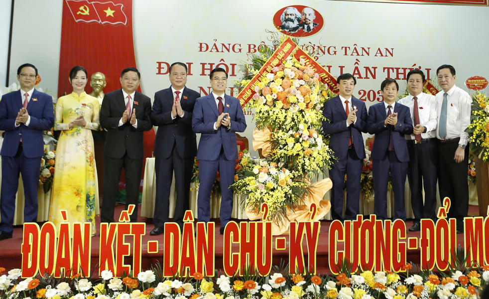 Các đại biểu tặng hoa chúc mừng Đại hội đại biểu Đảng bộ phường Tân An nhiệm kỳ 2025 - 2030.