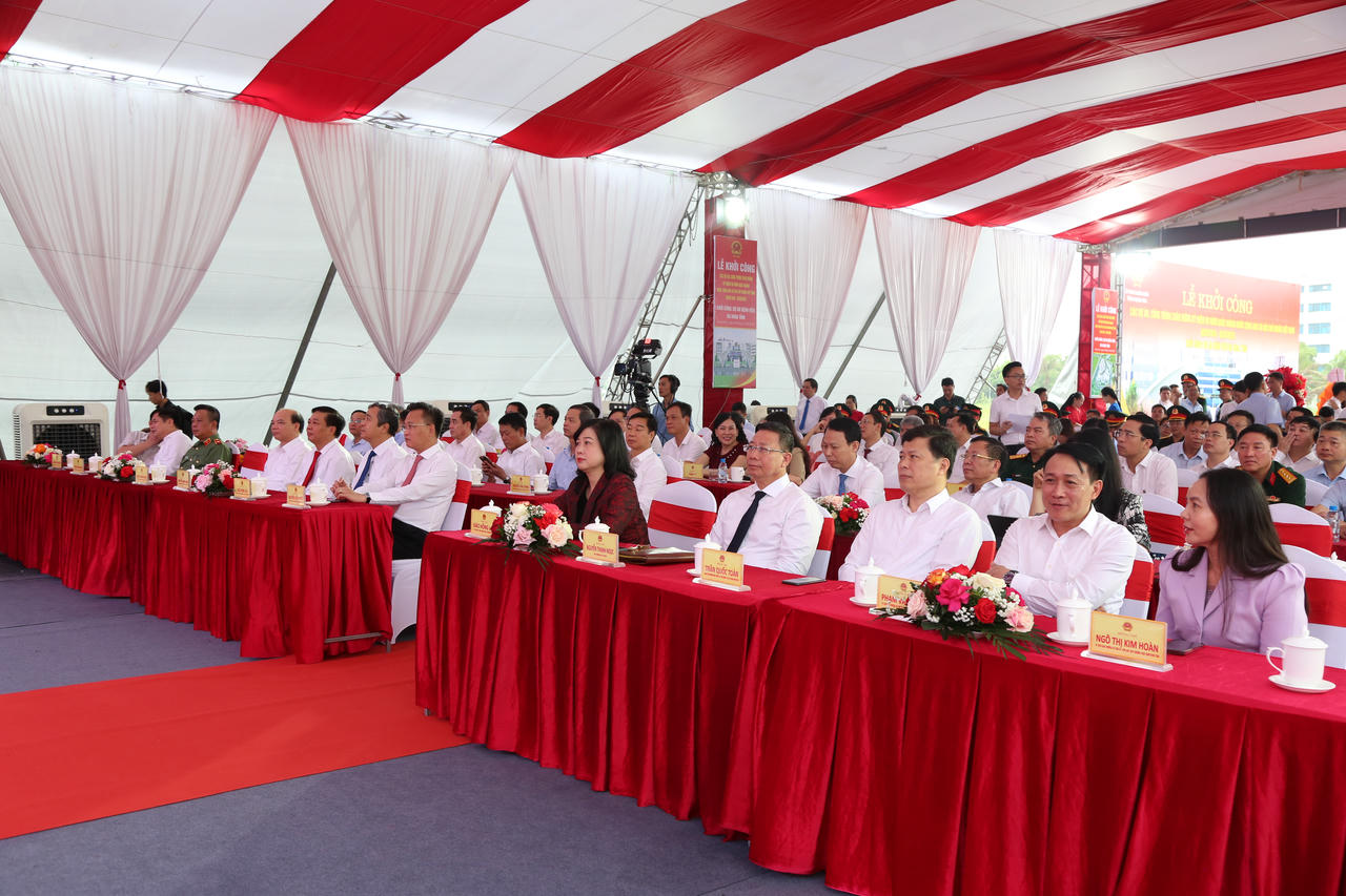 Các đại biểu tham dự buổi lễ