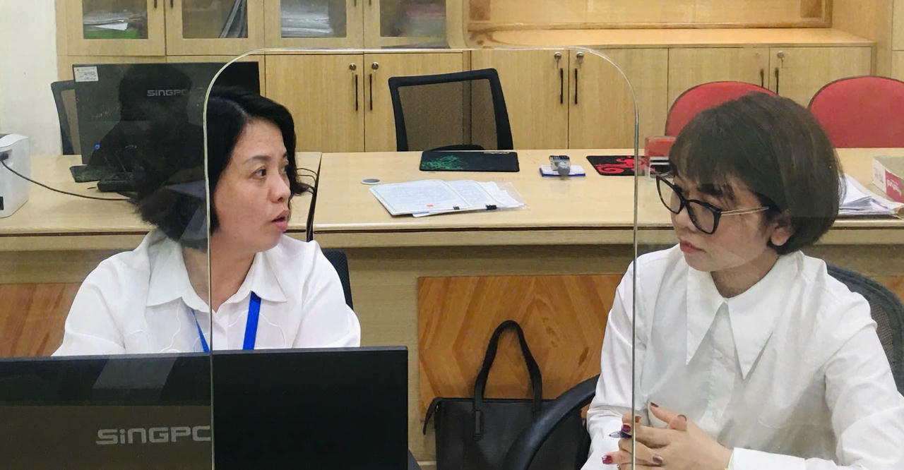 Chị Nguyễn Thị Ánh Tuyết (bên trái), chuyên viên văn phòng, phụ trách đăng ký hộ tịch UBND phường Ba Đình trao đổi với phóng viên Báo PLVN.