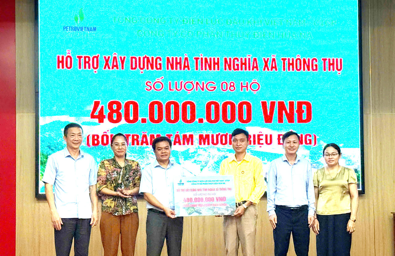 Gần 500 triệu đồng hỗ trợ 8 gia đình hộ nghèo xây dựng nhà kiên cố từ Thuỷ điện Hủa Na