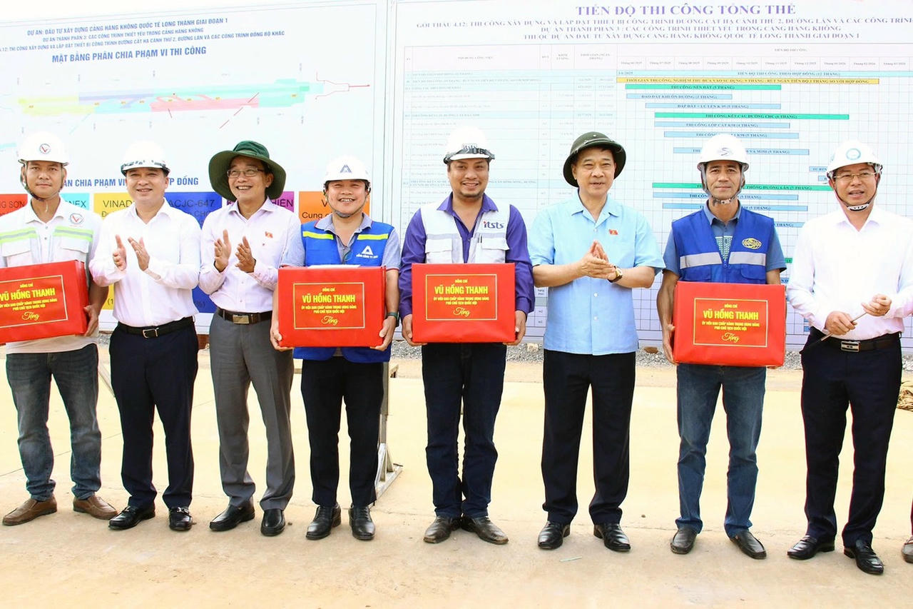 Đoàn công tác tặng quà động viên kỹ sư công nhân thi công sân bay Long Thành.