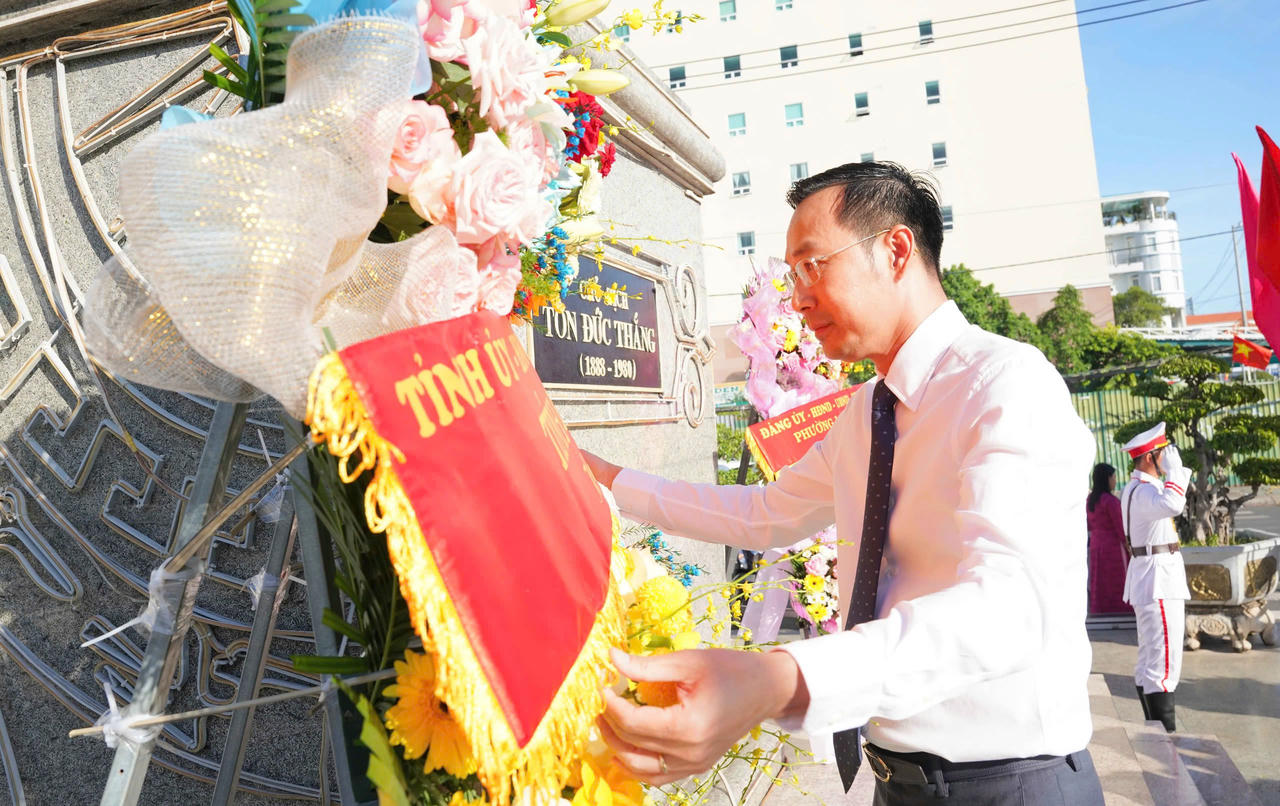 Phó Bí thư Thường trực Tỉnh ủy, Chủ tịch HĐND tỉnh An Giang Nguyễn Thanh Nhàn dâng hoa tại tượng đài Chủ tịch Tôn Đức Thắng. 