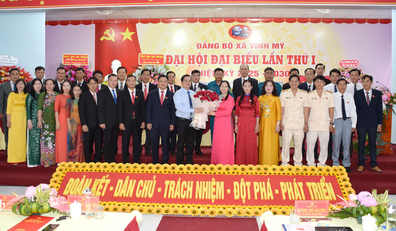 Ông Huỳnh Chí Nguyện - Phó Chủ tịch UBND tỉnh Cà Mau tặng hoa chúc mừng Ban Chấp hành Đảng bộ xã Vĩnh Mỹ nhiệm kỳ 2025 - 2030.