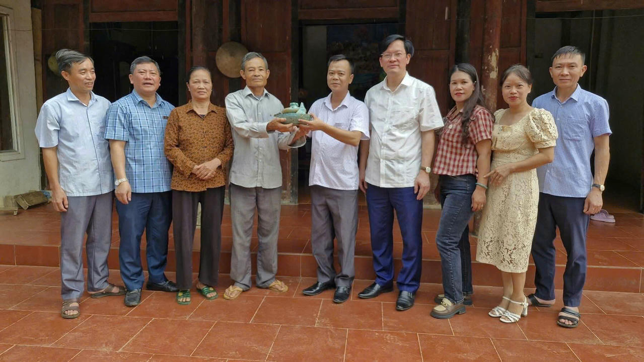 Gia đình ông Nguyễn Hữu Long bàn giao cổ vật cho chính quyền địa phương