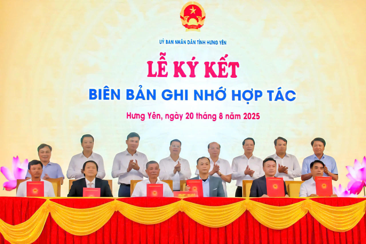 Đại diện các doanh nghiệp phân phối, chế biến và sàn thương mại điện tử đã ký kết biên bản hợp tác tiêu thụ nông sản với các hợp tác xã, nhà vườn.