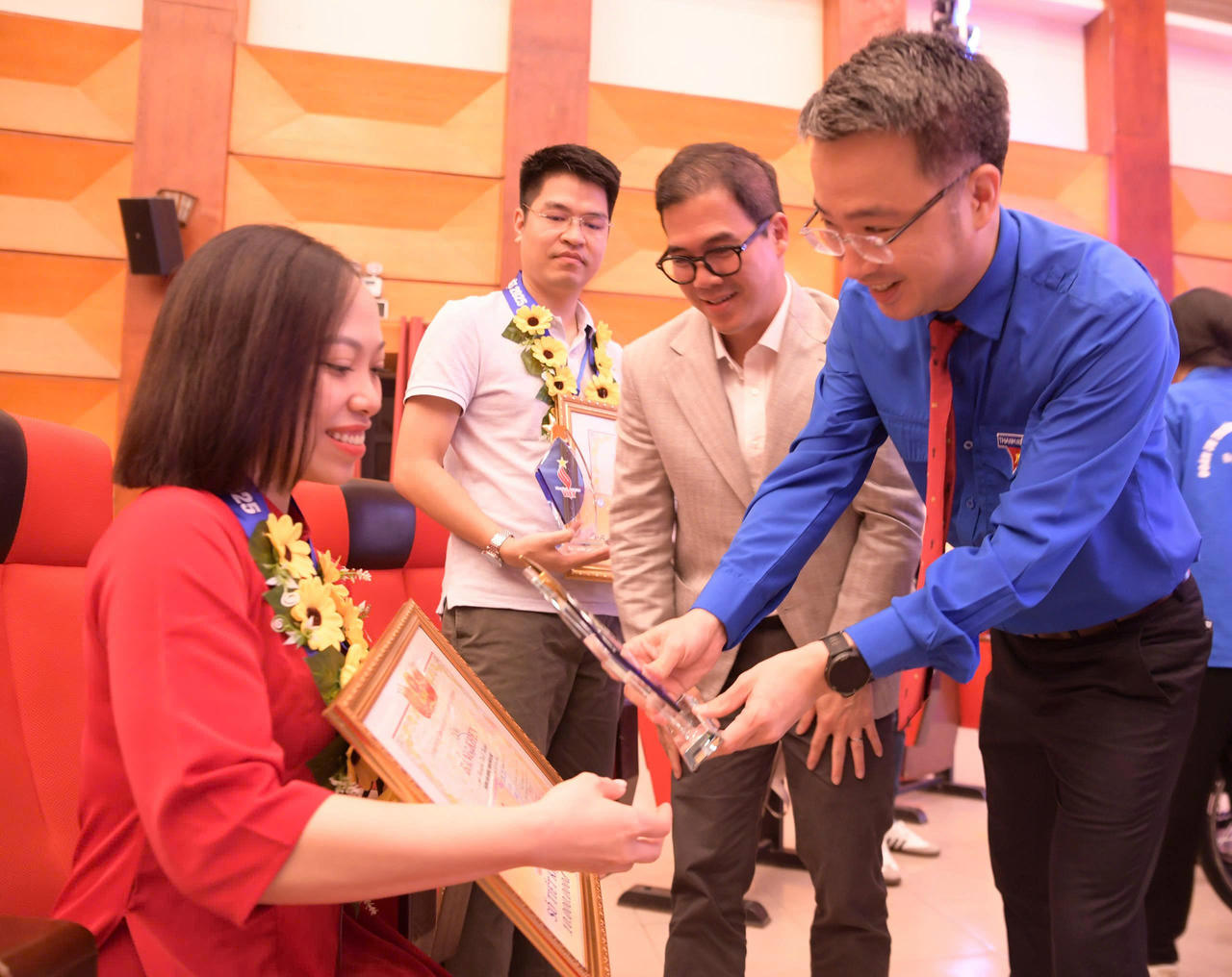 Ban tổ chức trao hoa và bằng khen tại chương trình (Ảnh: Đ.Hải)