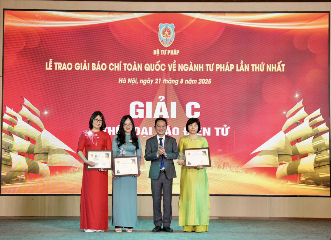 Ông Vũ Hoài Nam - Tổng Biên tập Báo Pháp luật Việt Nam - Phó trưởng ban tổ chức Giải - trao giấy chứng nhận và biểu trưng cuộc thi cho các tác giả đạt giải.