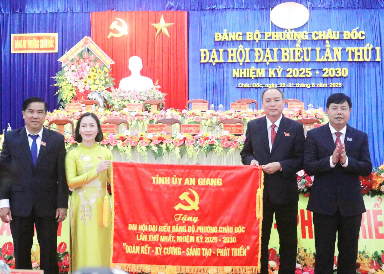 Bí thư Tỉnh ủy An Giang trao tặng bức trướng mang dòng chữ “Đoàn kết – Kỷ cương – Sáng tạo – Trách nhiệm” cho Đảng bộ và Nhân dân phường Châu Đốc