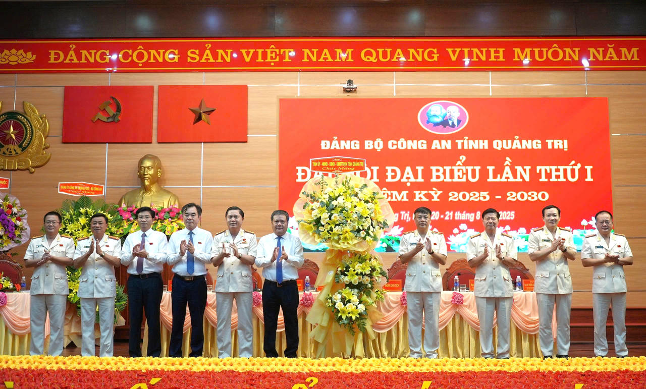 Các đồng chí trong Ban Thường vụ Tỉnh ủy tặng hoa Ban Thường vụ Đảng ủy Công an tỉnh Quảng Trị, nhiệm kỳ 2025-2030.