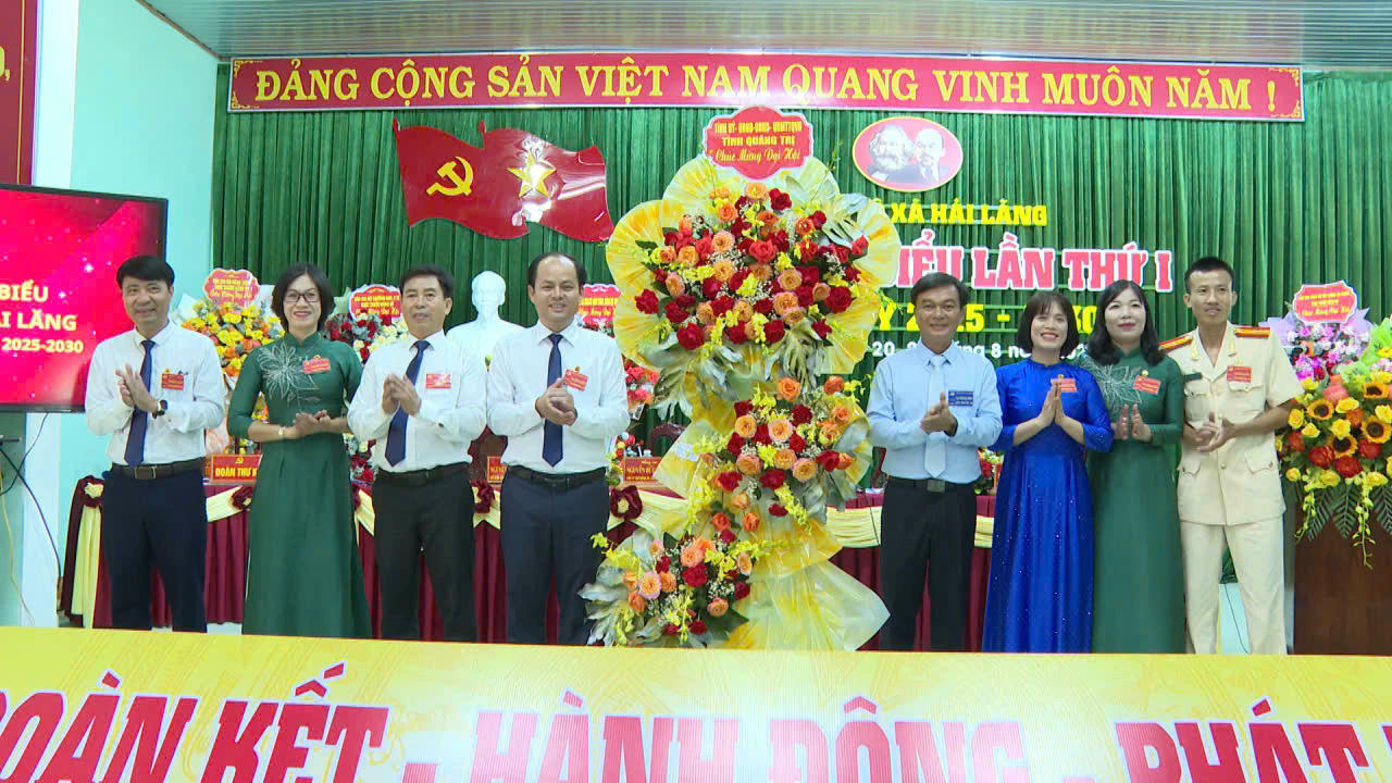 Lãnh đạo tỉnh tặng hoa chúc mừng Đại hội.