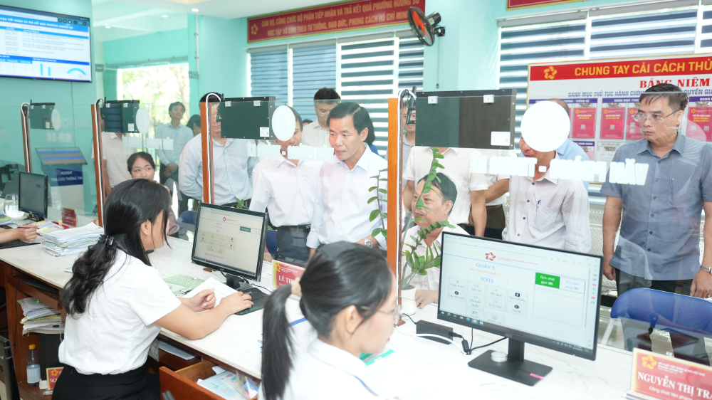 Chủ tịch UBND thành phố Nguyễn Văn Phương kiểm tra quy trình tiếp nhận hồ sơ tại UBND phường Hương An.