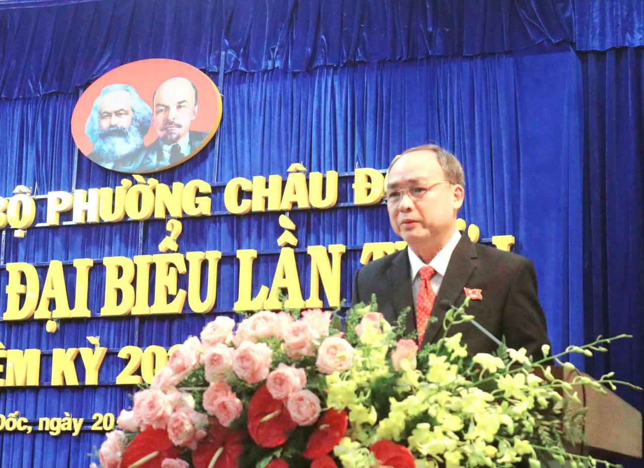 Ông Lâm Quang Thi, Bí thư phường Châu Đốc phát biểu tại đại hội