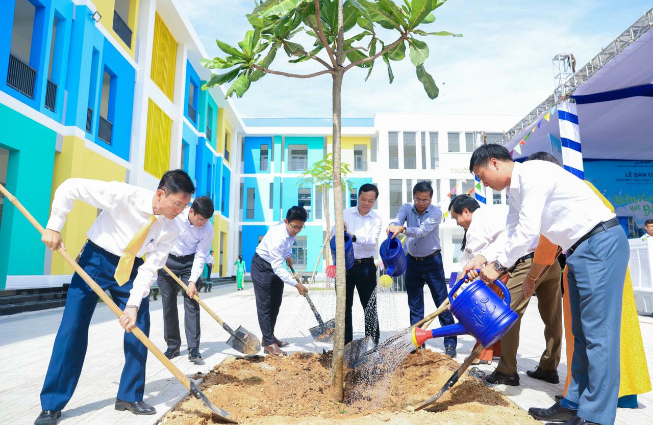 Hòa Phát bàn giao ngôi trường trị giá 42 tỷ đồng cho tỉnh Quảng Ngãi