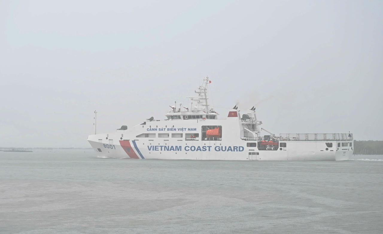 Tàu CSB 8001 rời bến lên đường thực hiện nhiệm vụ