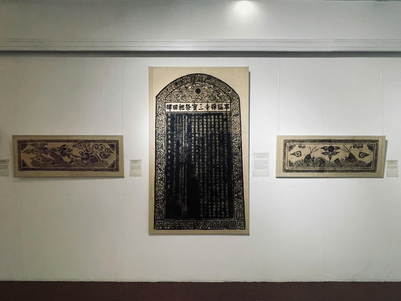 "Phương pháp in rập các họa tiết, hoa văn không chỉ dừng lại ở việc lấy mẫu để nghiên cứu; các bức rập này còn có thể trở thành những bức tranh mang hồn cốt Việt thông qua bàn tay của những nhà nghiên cứu, đồng thời cũng là nghệ sĩ”, PGS.TS Trang Thanh Hiền - Phó Trưởng khoa Lý luận, Lịch sử và Phê bình mỹ thuật (trường ĐH Mỹ Thuật Việt Nam) nhận định.